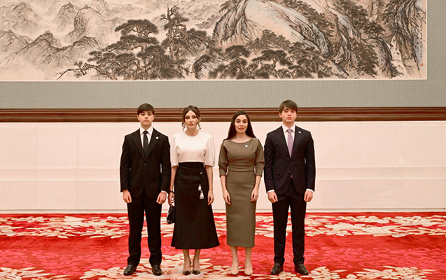 mehriban-eliyeva-qizi-ve-neveleri-ile-boyuk-xalq-sarayinda