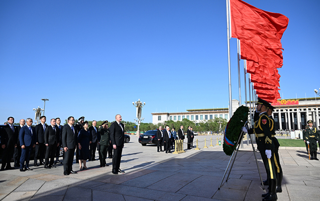 ilham-eliyev-xalq-qehremanlari-abidesini-ziyaret-etdi