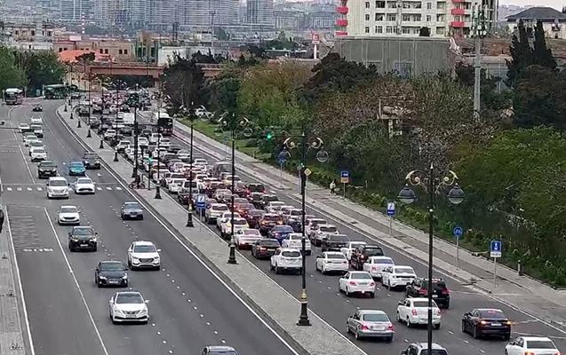 Sürücülərin nəzərinə - Bu yollar tıxaclıdır