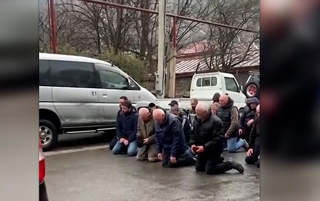 qetle-gore-diz-cokub-uzr-istediler