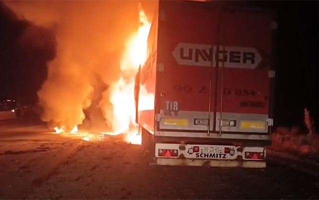 qosqusunda-21-ton-yuk-olan-masin-yandi