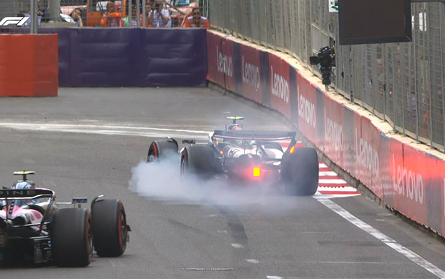 Formula 1 pilotunun bolidi tüstülədi  - Foto  