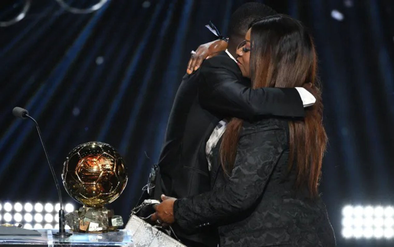 Uğuruna görə anası ilə qucaqlaşıb ağladı  - Video   