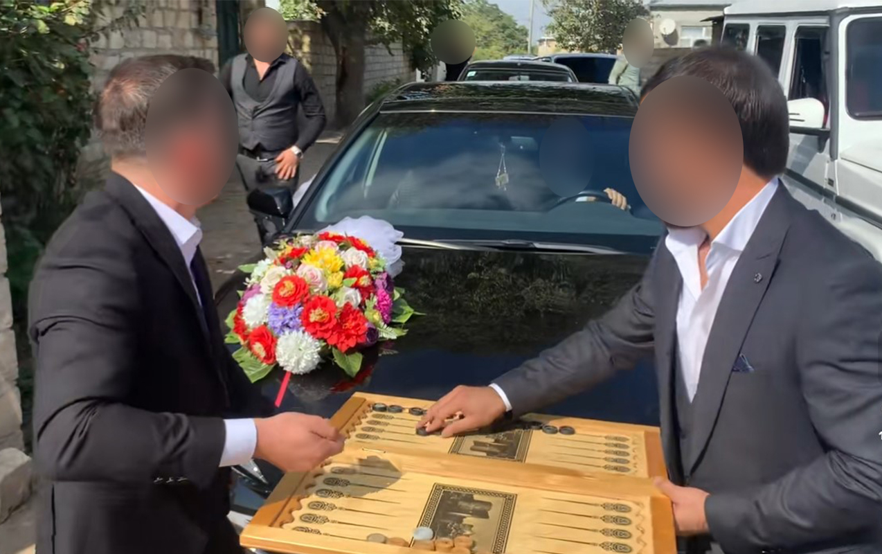 Gəlin maşınının qarşısını kəsib nərd oynadılar  - Bəyin 4 dostu həbs edildi  