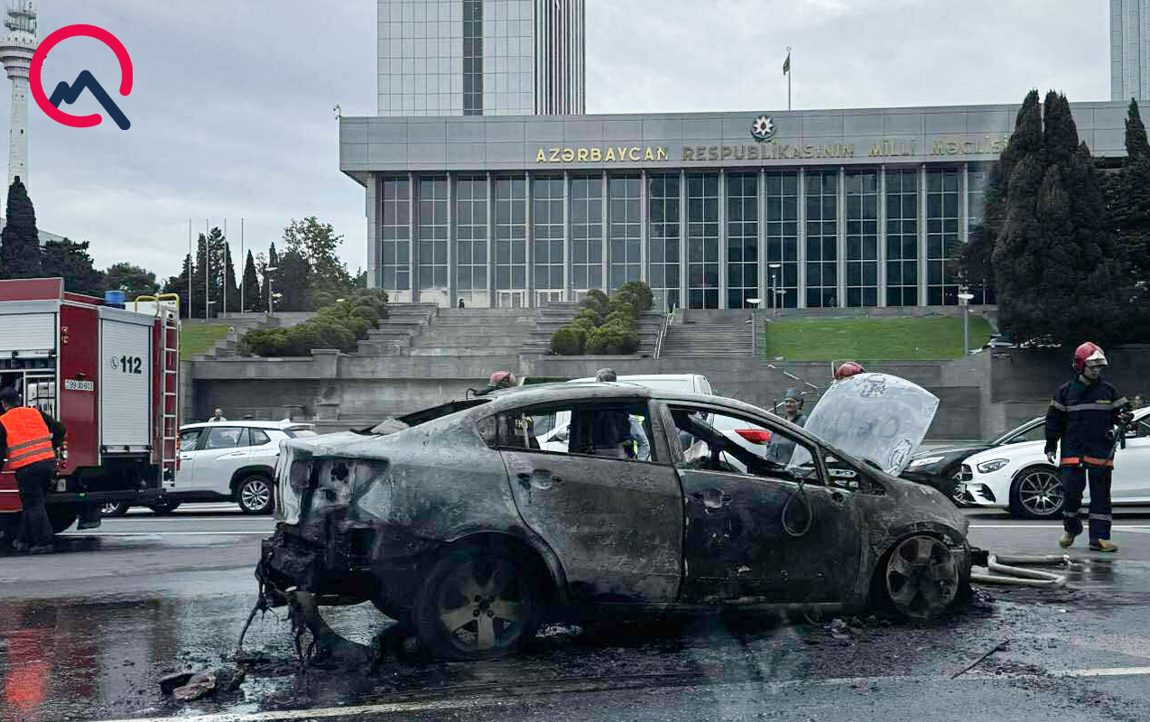Milli Məclisin qarşısında maşın yandı  - Video  