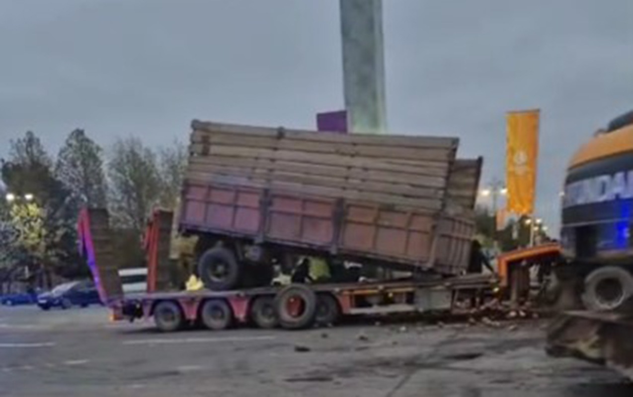 Şəkər çuğunduru ilə dolu “KamAZ” “Yevlax kruqu”na girdi  - Video  