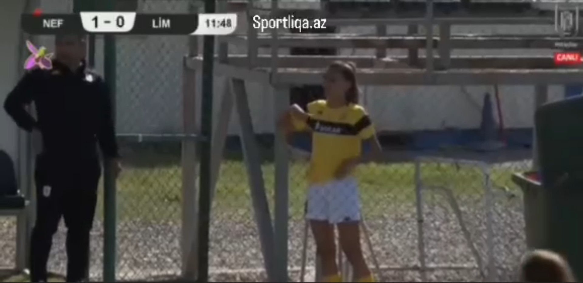 Azərbaycanda qadın futbolçu rəqibini yumruqla vurdu  - Video  