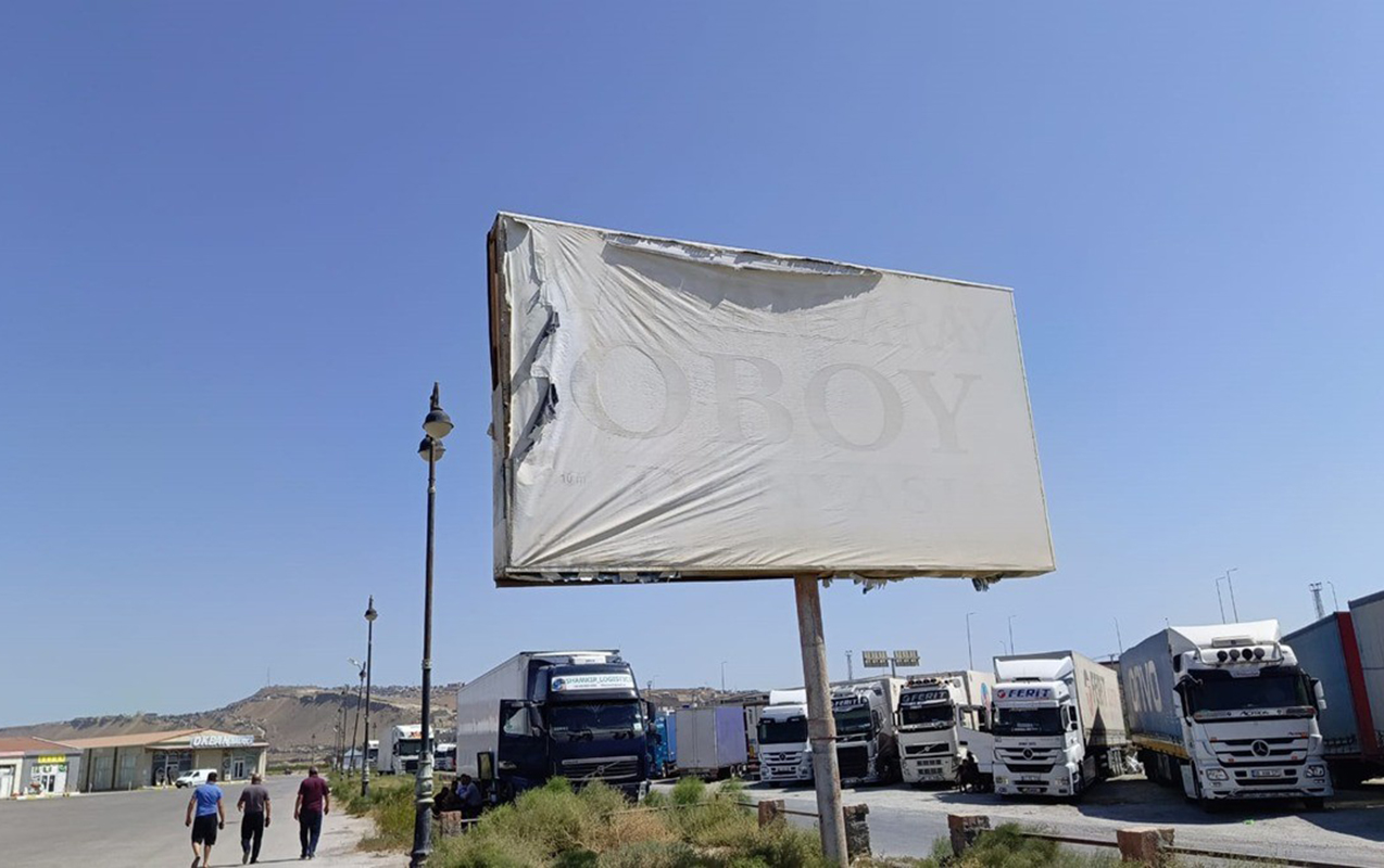 sederekdeki-reklam-qurgulari-niye-sokulur