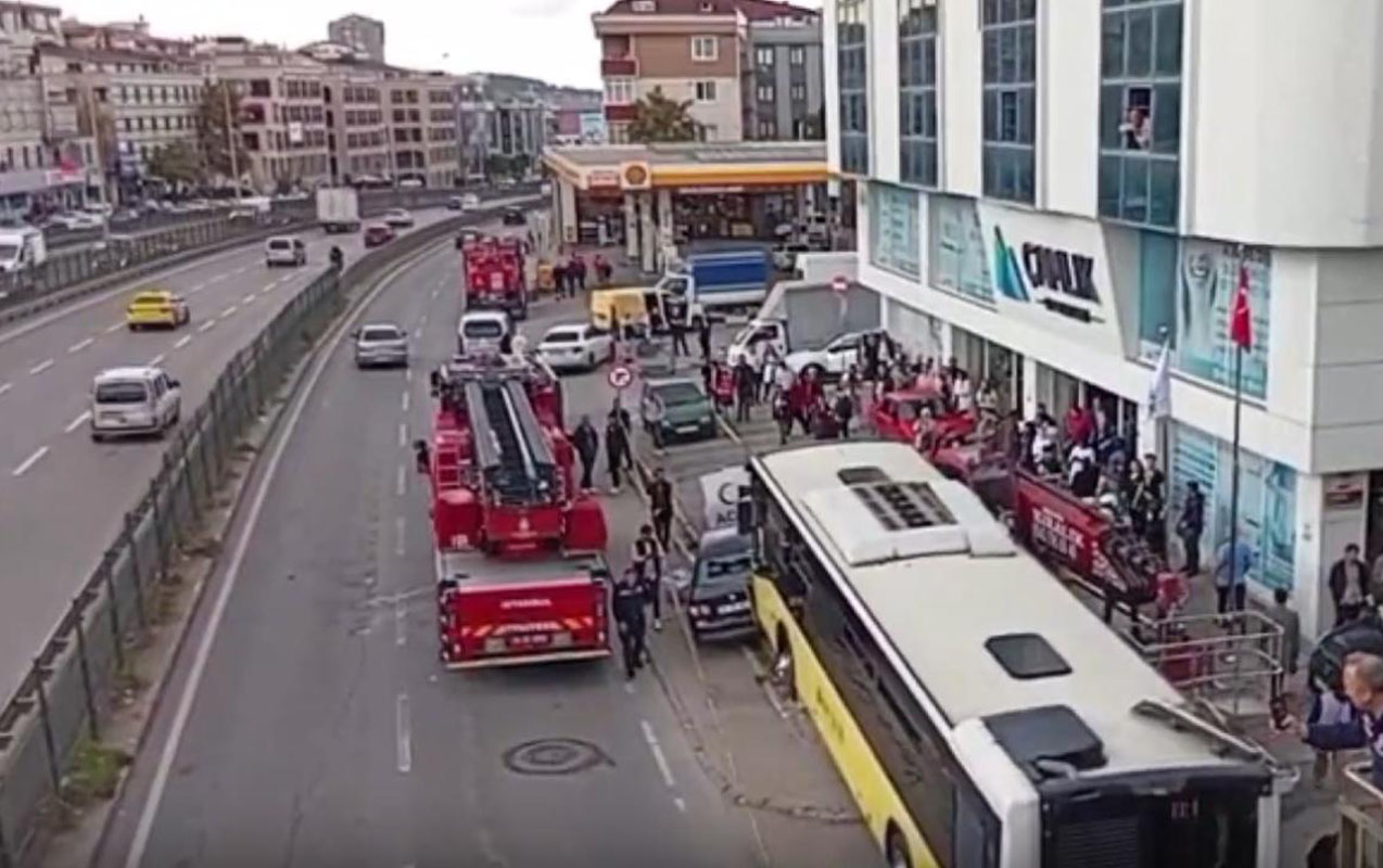 İstanbulda avtobus dayanacağa çırpıldı - Ölən və xəsarət alanlar var