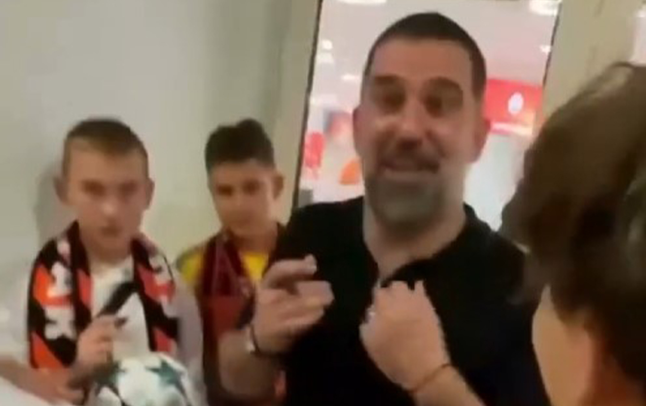 Arda Turan azyaşlı azarkeşə əsəbiləşdi  - Video  