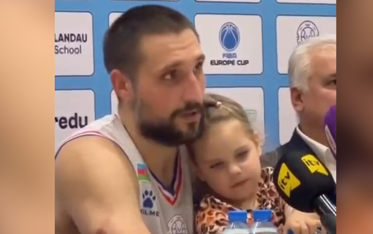 Oyundan sonra mətbuat konfransına qızı ilə gəldi  - Video  