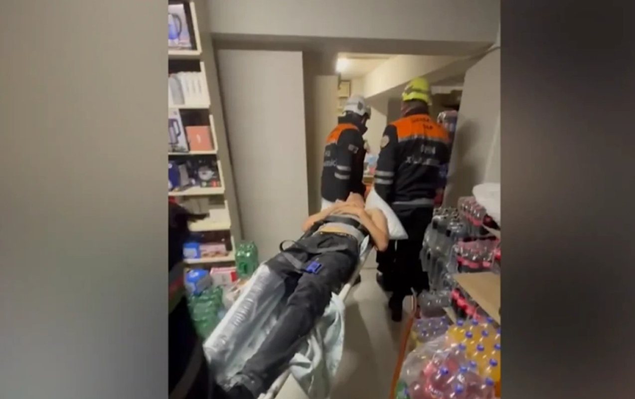 17 yaşlı oğlan mağazada yüklərin altında sıxışdı  - Video  