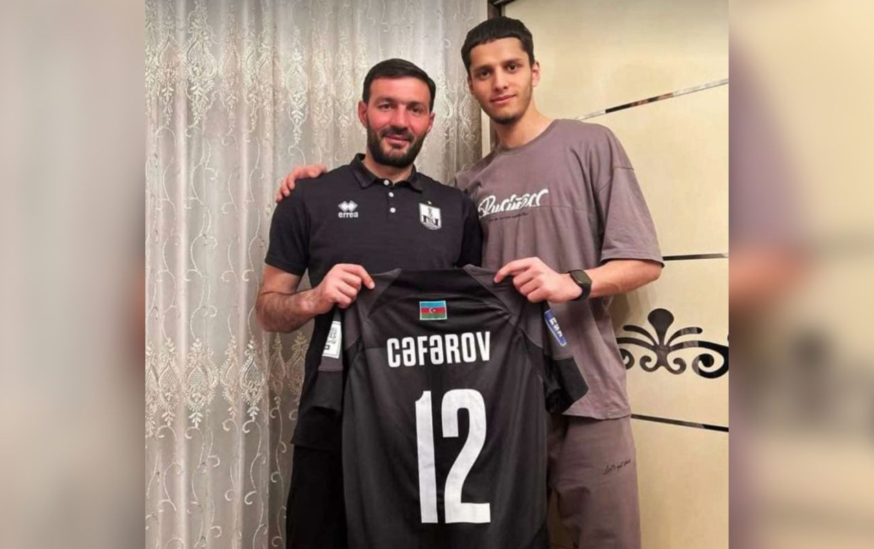 Millimizin üzvü məşqçisinə avtomobil hədiyyə etdi  - Foto  