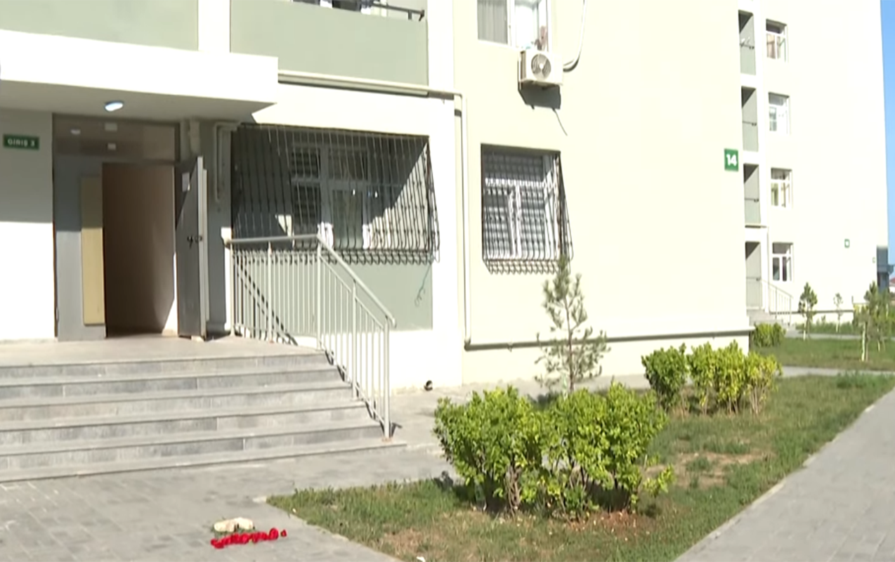 nenesi-ona-catanadek-eyvana-cixaraq-yixilib