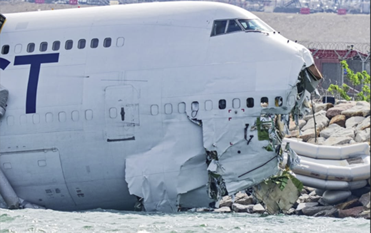 Honqkonqda yük təyyarəsi qəzaya düşdü, 2 ölü  - Video  