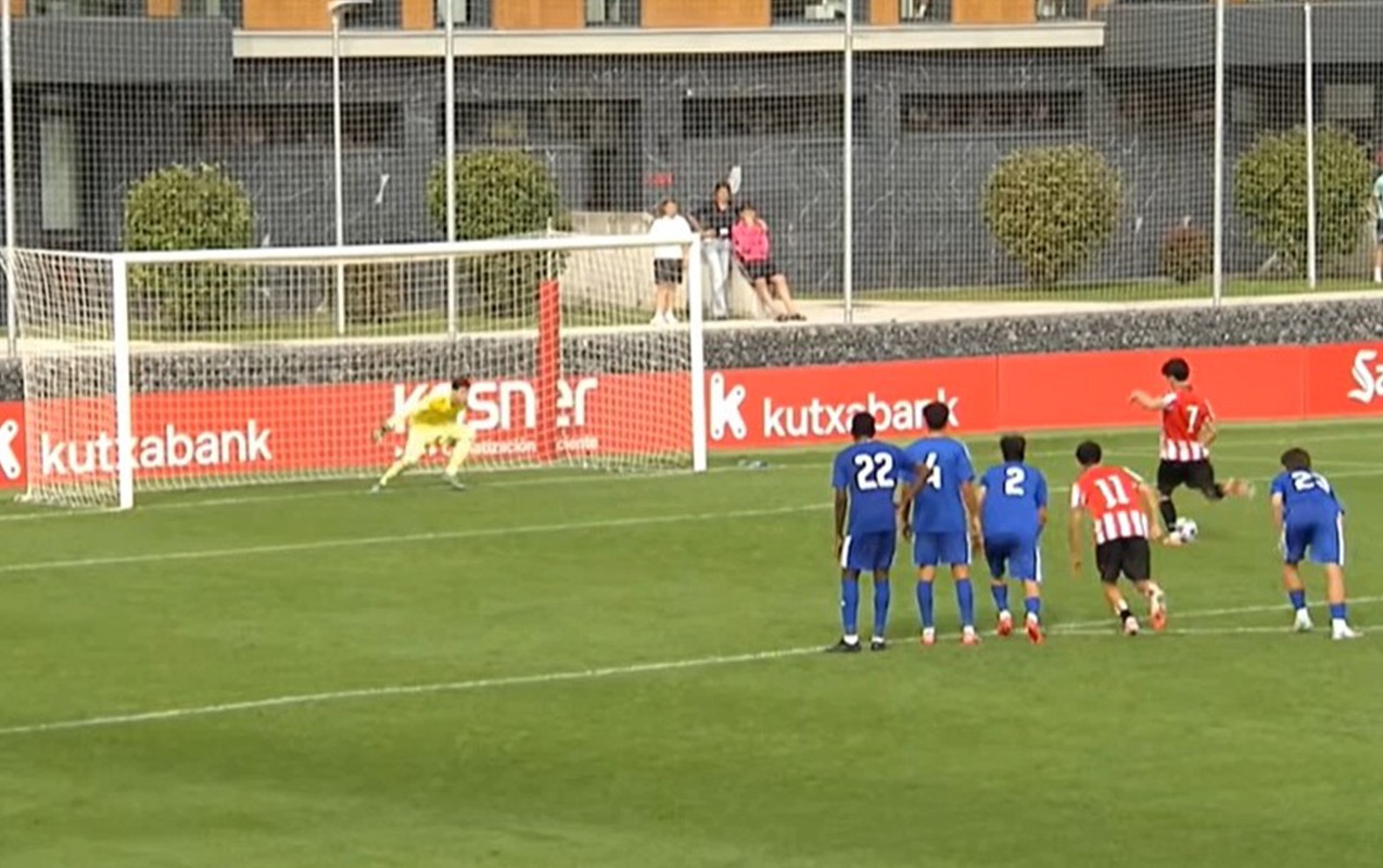 “Qarabağ”ın qapıçısı “Atletik”lə matçda 2 penalti qaytardı  - Video  