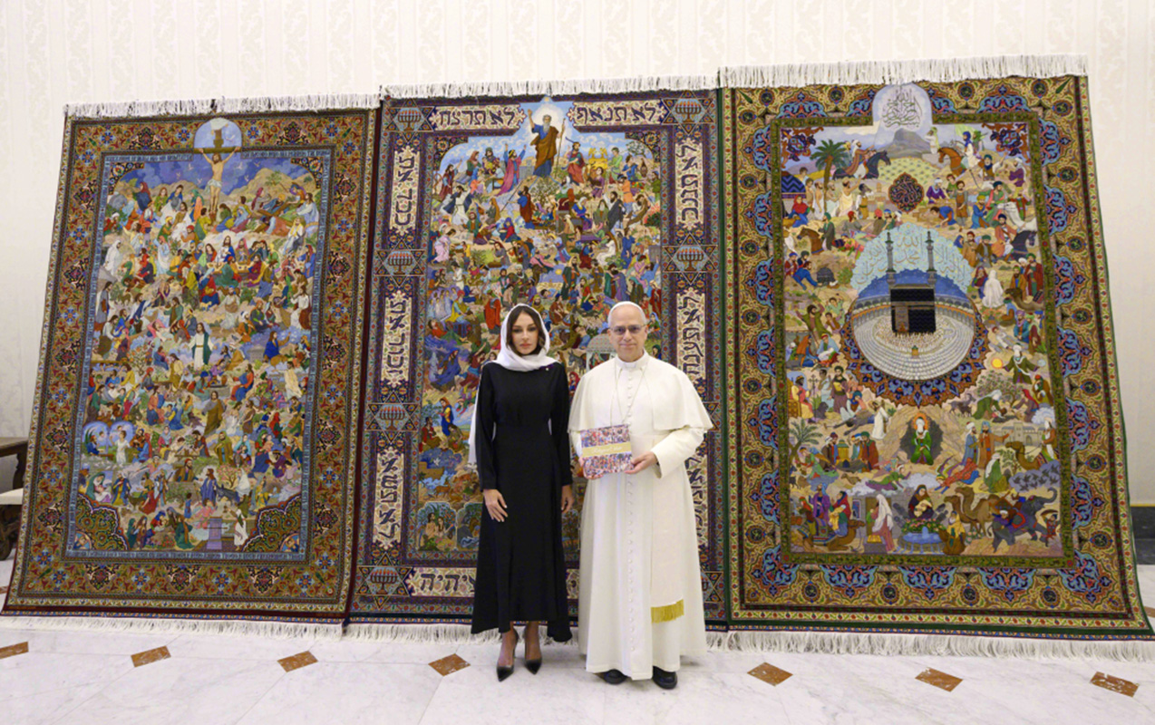 mehriban-eliyevanin-roma-papasi-ile-gorusunde-bu-senet-eseri-teqdim-olunub