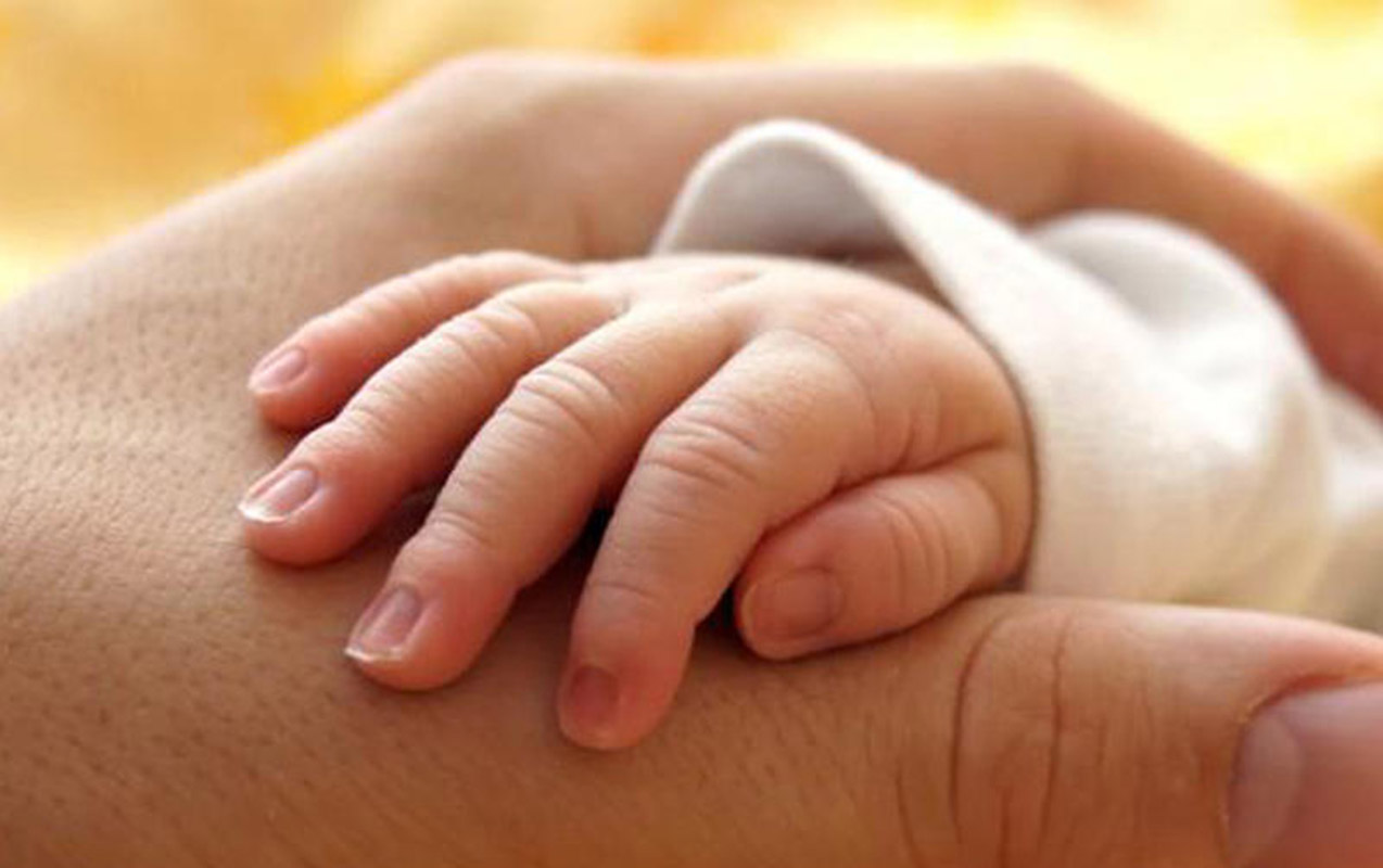 Bir yaşlı uşağı cərəyan vurub öldürdü