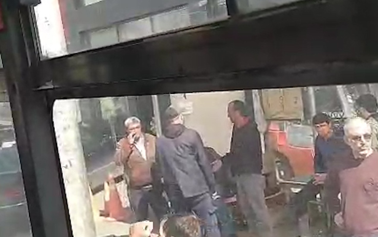 Sərnişinlər gözləyir, avtobus sürücüsü isə siqaret çəkir...