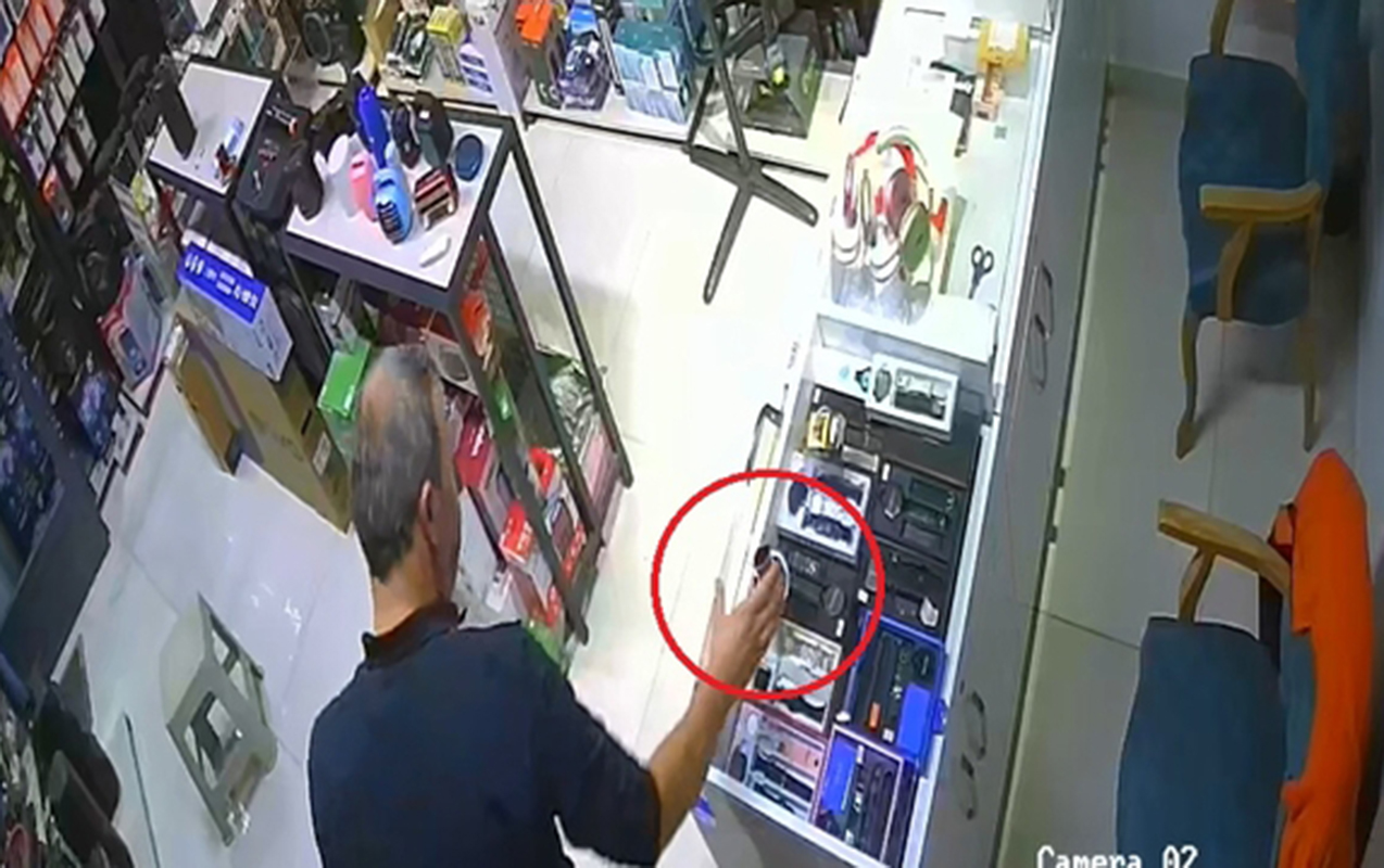 Zəlzələdən qaçarkən çayını unutmadı  - Fotolar  