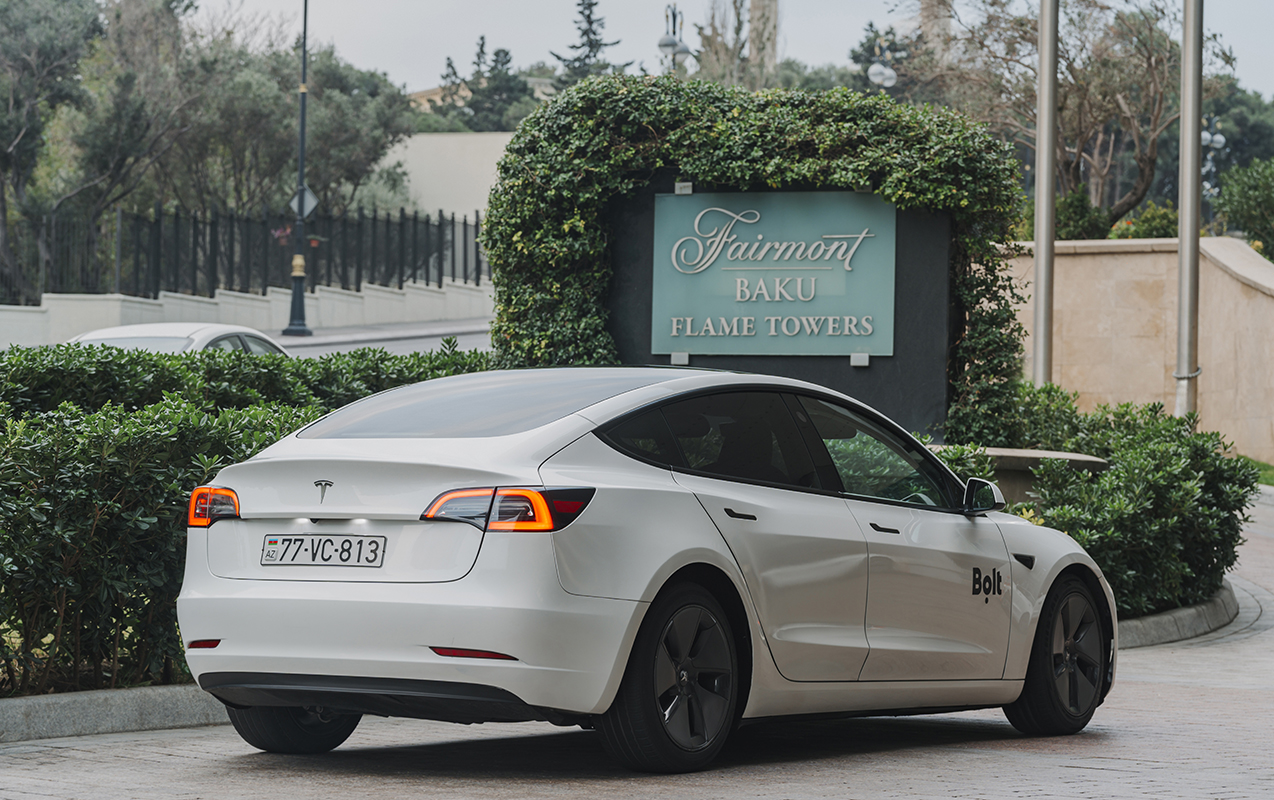 bolt-business-ve-fairmont-baku-qonaqlara-tesla-ile-seyahet-imkani-teqdim-edir