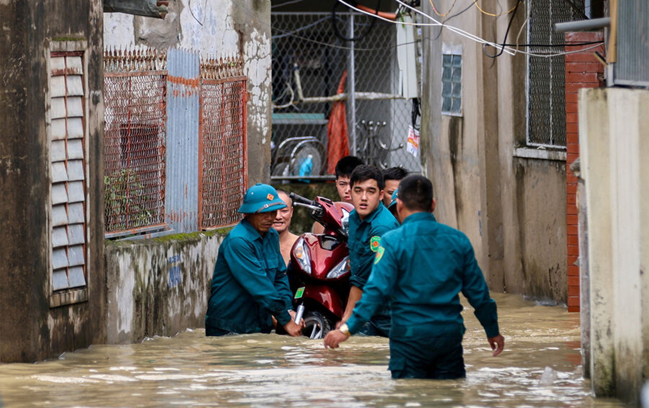Vyetnamda tarixi şəhərlər su altında qaldı  - Fotolar  