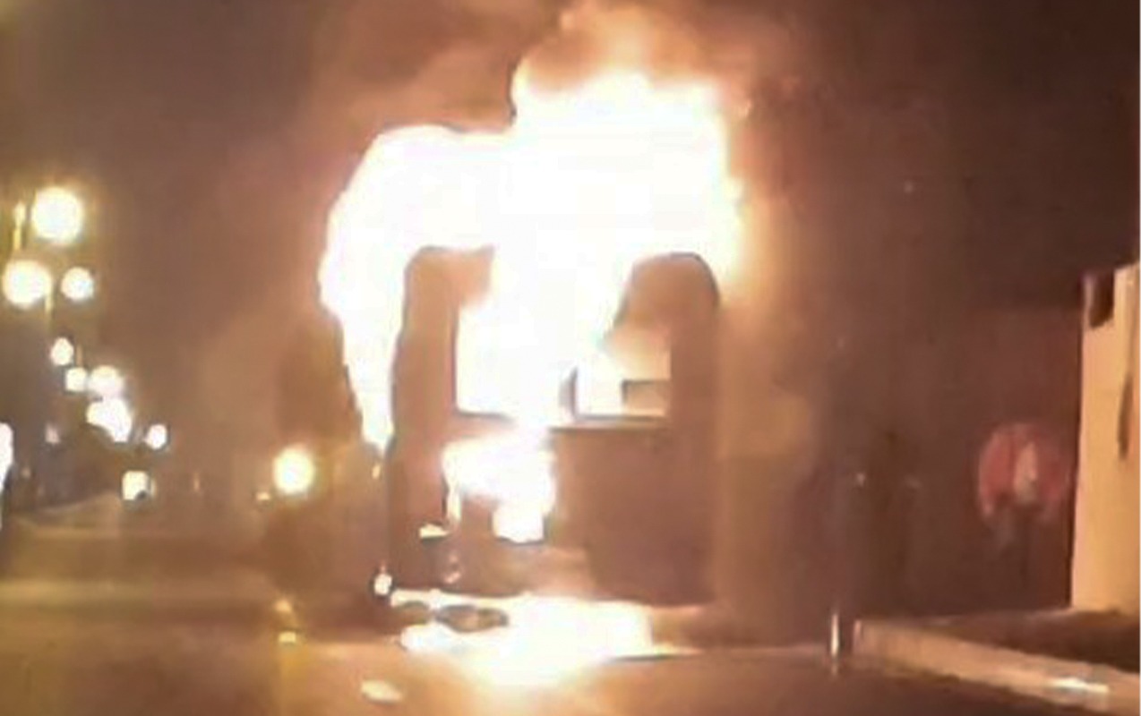 Marşrut avtobusu yanıb kül oldu - Video-Yenilənib