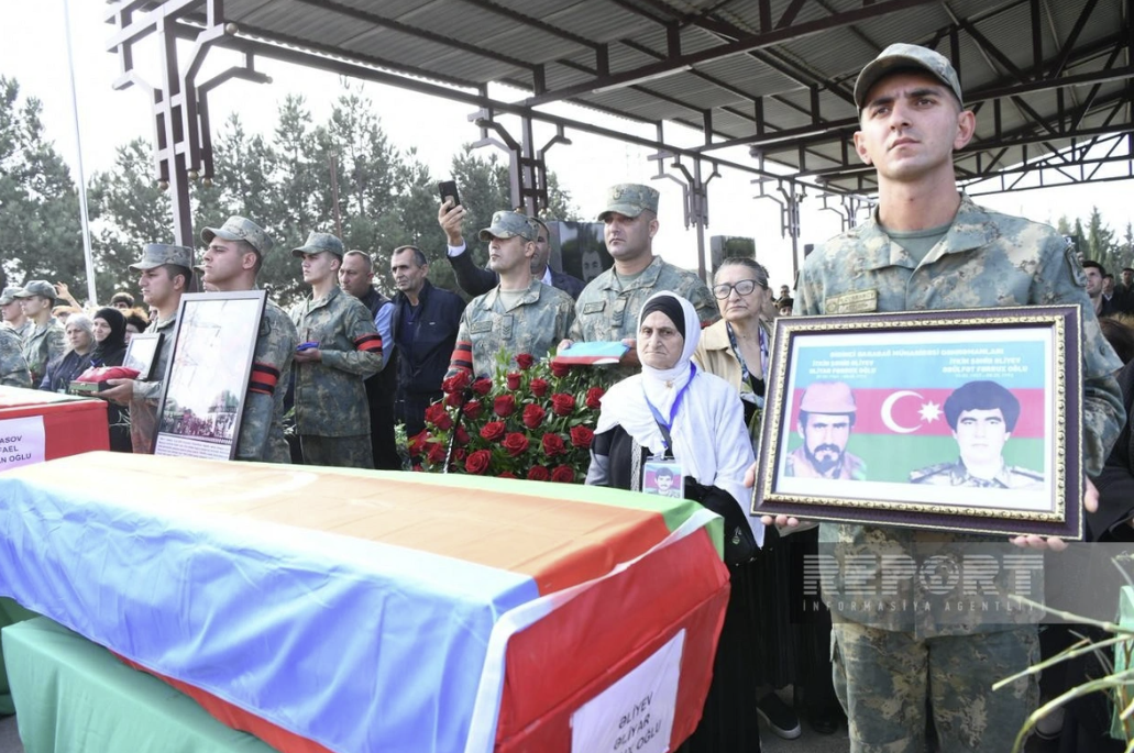 İtkin şəhidlərimiz dəfn olundu - Fotolar - Yenilənib İtkin şəhidlərimiz dəfn olundu - Fotolar - Yenilənib