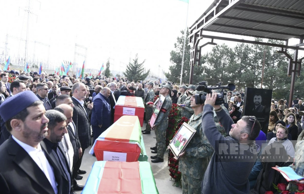 İtkin şəhidlərimiz dəfn olundu - Fotolar - Yenilənib İtkin şəhidlərimiz dəfn olundu - Fotolar - Yenilənib
