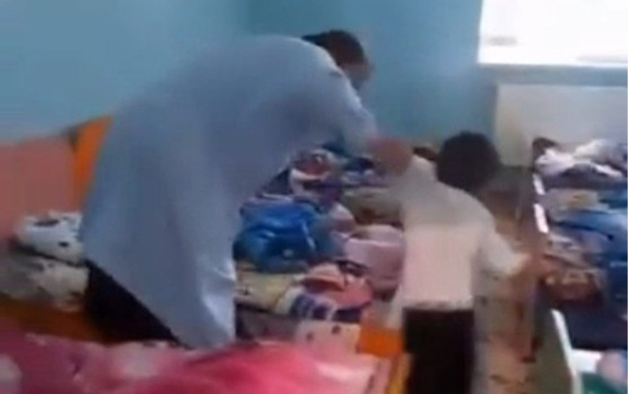 Bağçada azyaşlıya şiddət göstərildi  - Video  