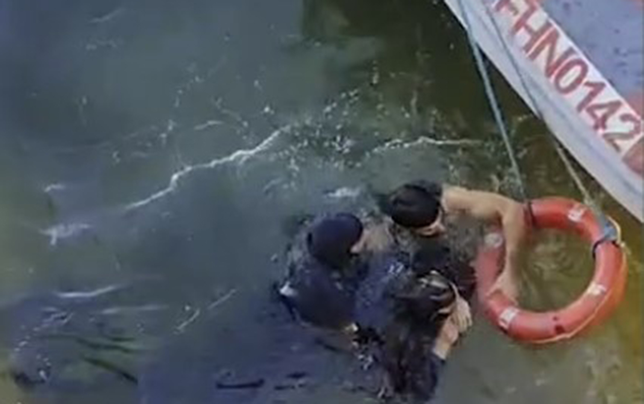 Bulvarda dənizə düşən gənclər xilas edildi  - Video  