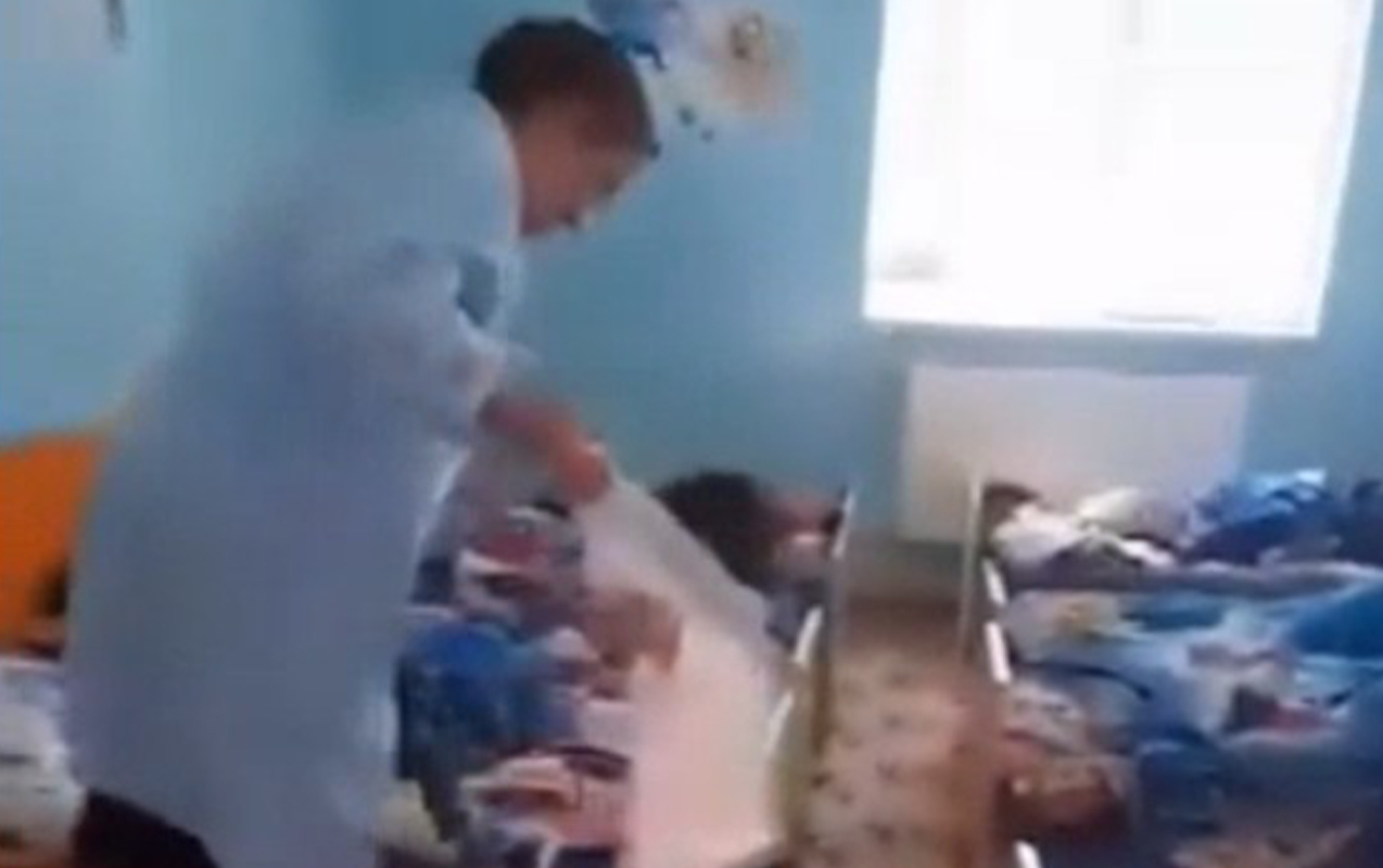 Uşağı 2 il əvvəl döyübmüş  - İşdən bu gün çıxarıldı  