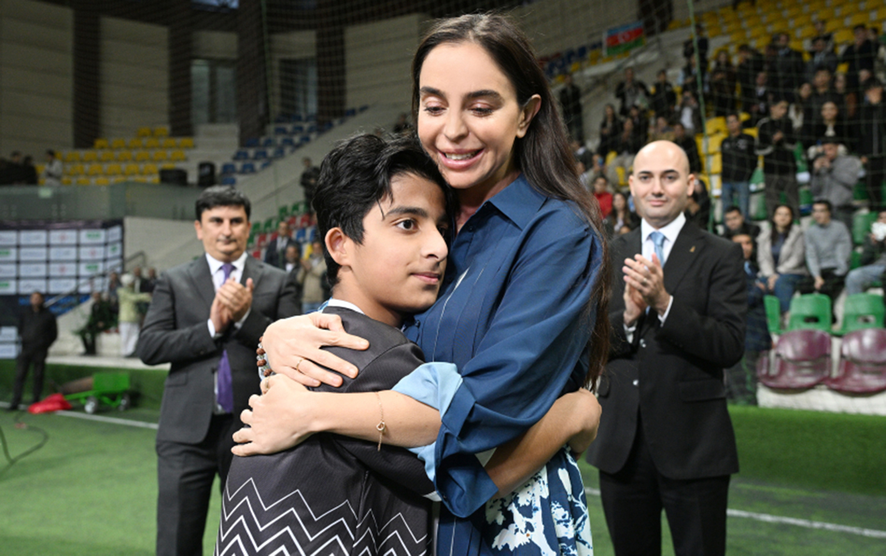 Prezidentin qızları və gəlini minifutbol turnirini izlədi -