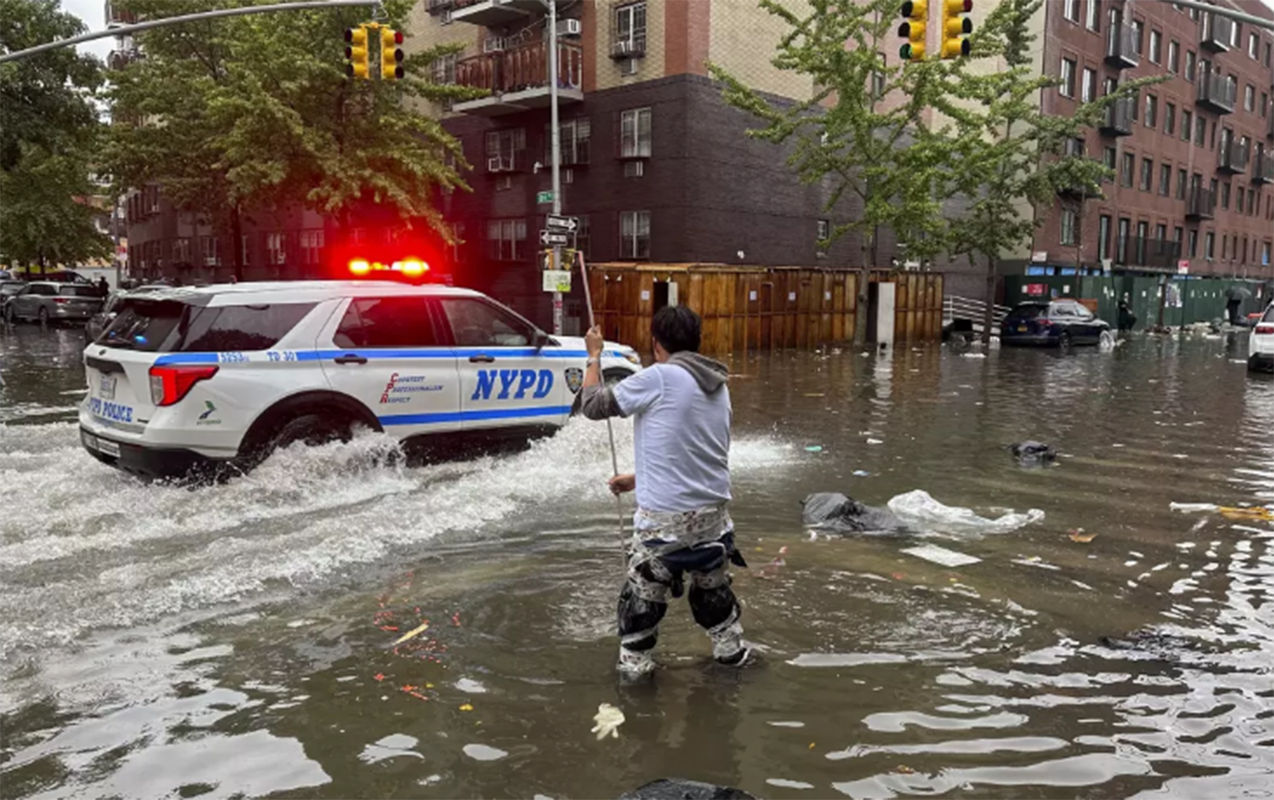 Güclü yağışdan sonra Nyu-Yorkda küçələri və metroları su basdı  - Video  