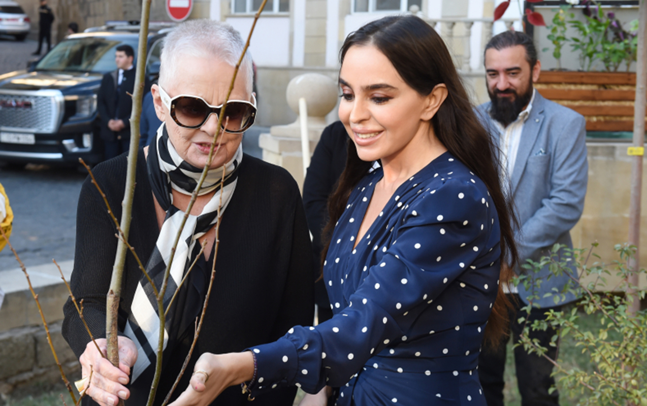 leyla-eliyeva-yaradiciliq-merkezinde-puste-agaci-ekdi leyla-eliyeva-yaradiciliq-merkezinde-puste-agaci-ekdi