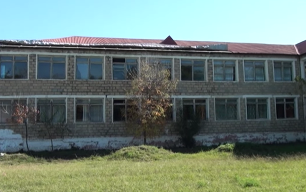 Bu məktəbdə dərslər dəhlizdə keçirilir  - Video  