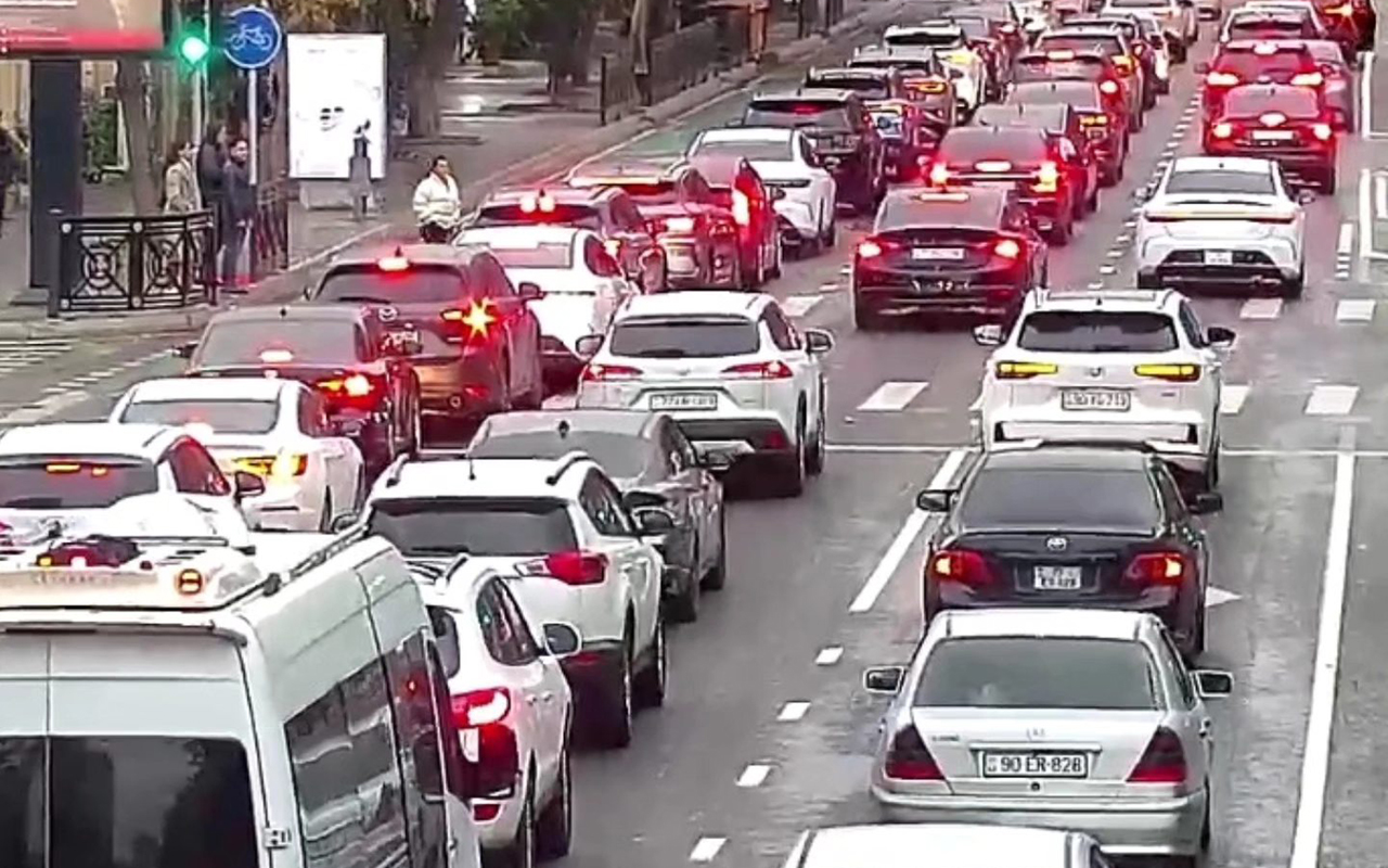 15 istiqamətdə tıxac var