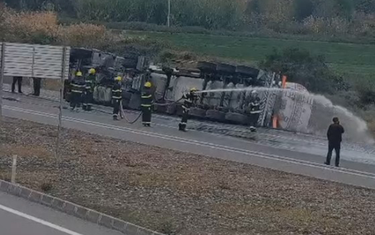 Bakı-Qazax magistralında dizel daşıyan avtomobil belə aşdı  - Video  