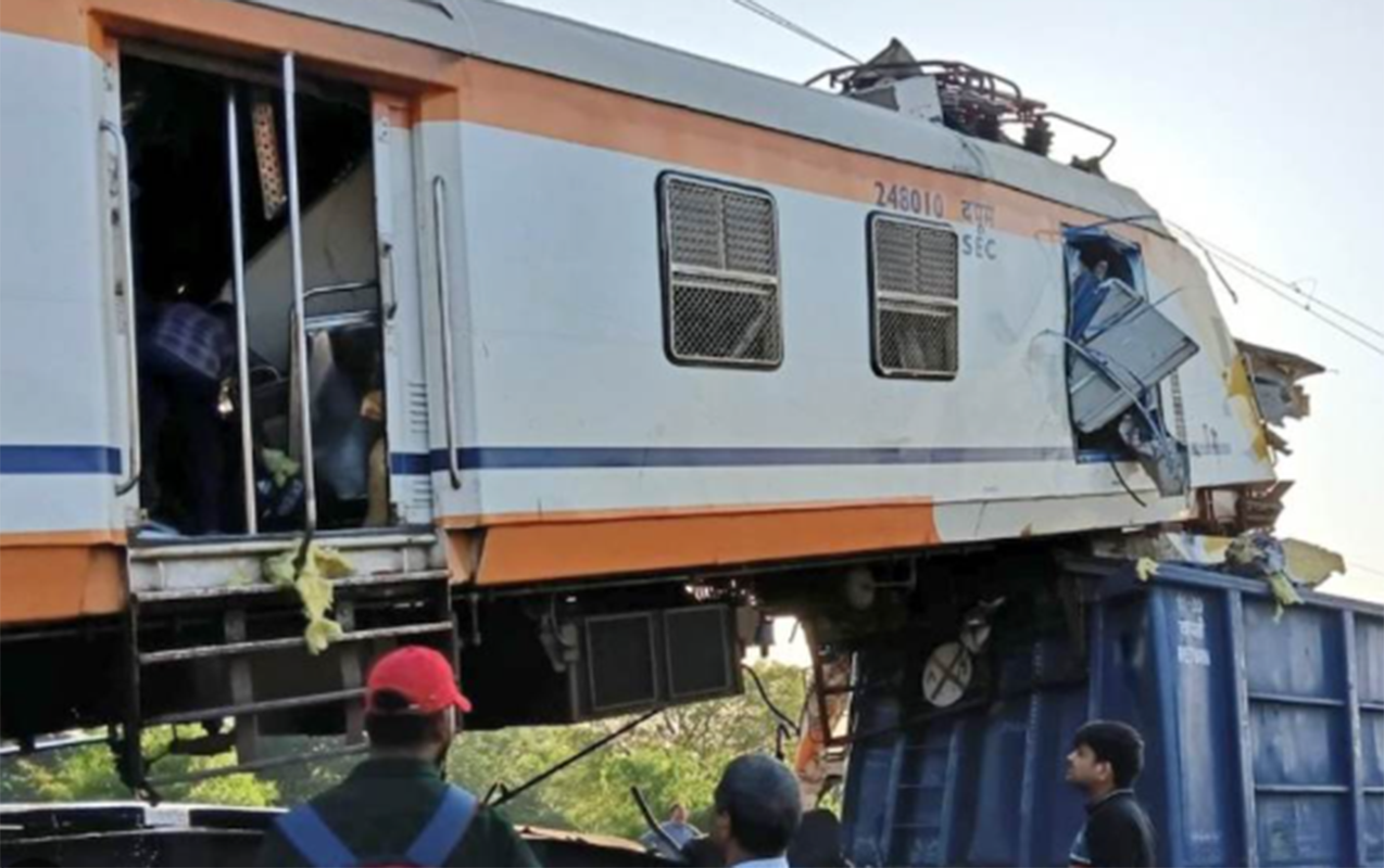 Hindistanda yük və sərnişin qatarları toqquşdu  - Ölən və yaralananlar var  