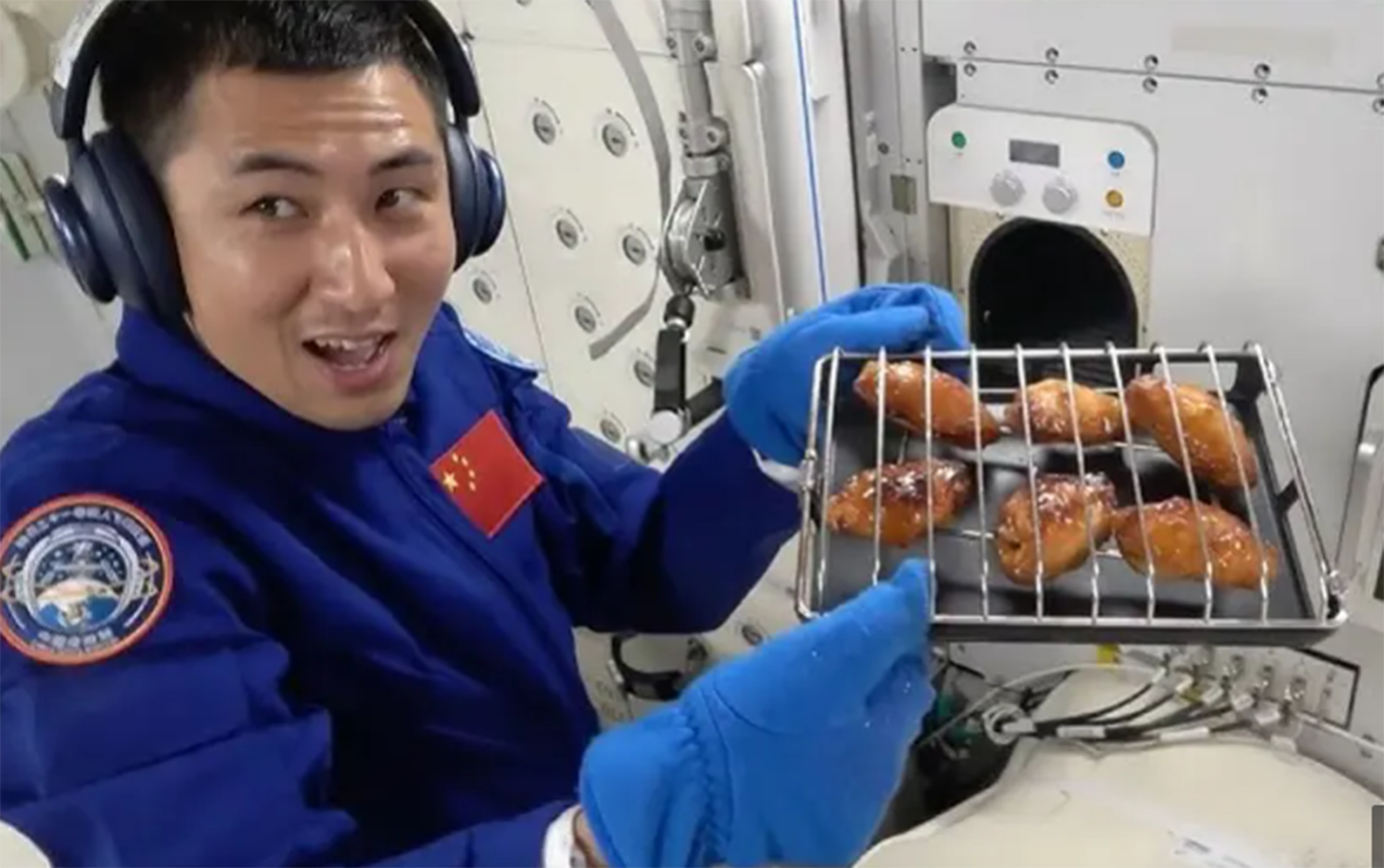 İlk dəfə kosmosda ət və toyuq qızartdılar - Video