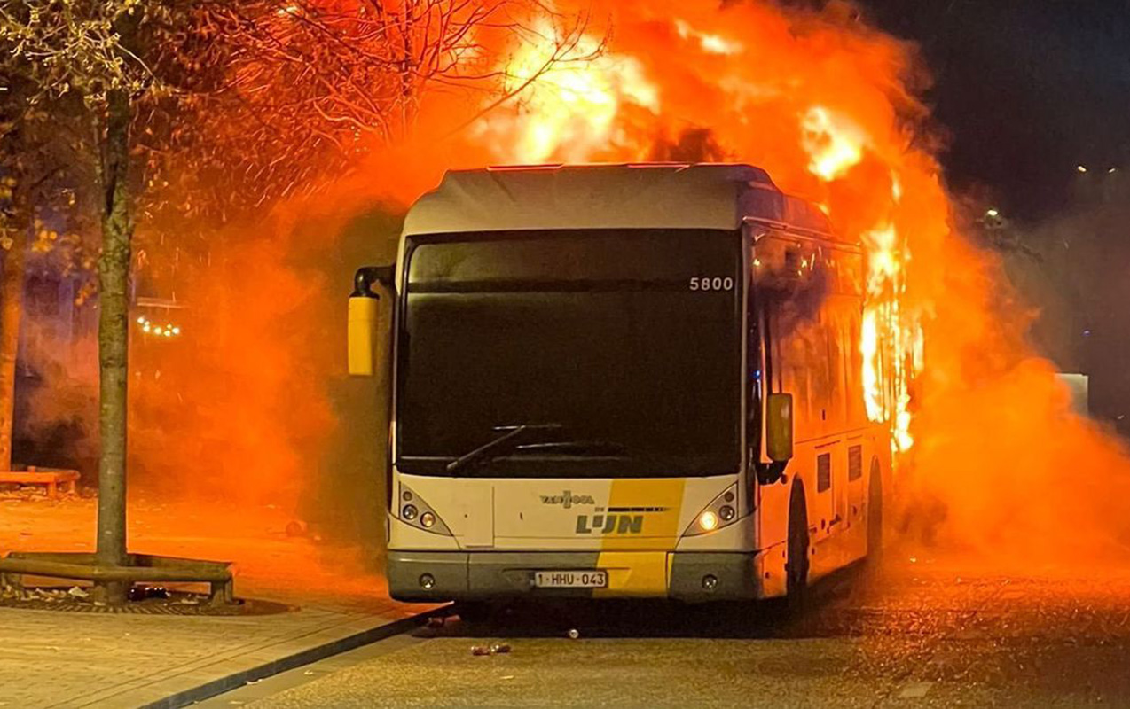 “Barselona” azarkeşlərini daşıyan avtobus yandı  - Video  
