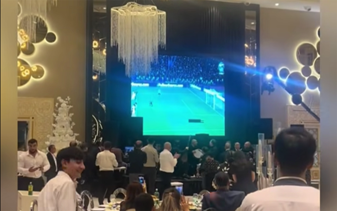 Toyda futbola baxdılar