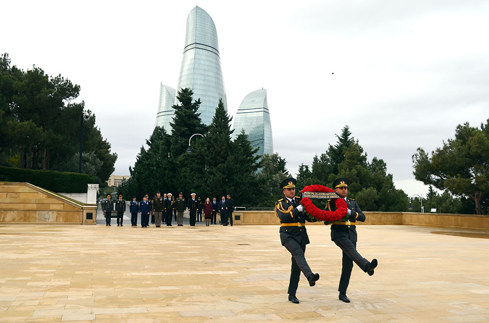 Amerikalı general Şəhidlər xiyabanına getdi - Fotolar Amerikalı general Şəhidlər xiyabanına getdi - Fotolar