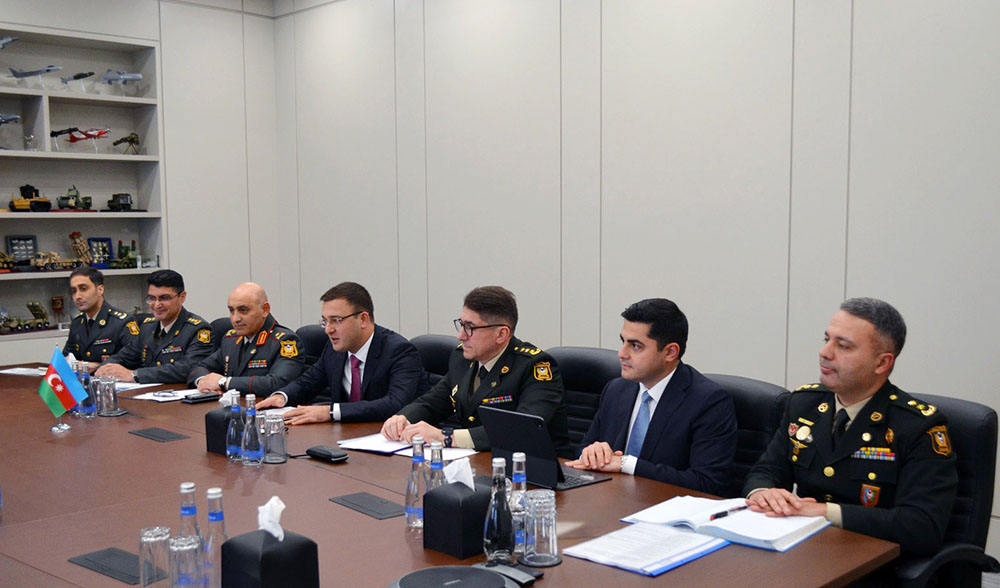 Amerikalı general Şəhidlər xiyabanına getdi - Fotolar Amerikalı general Şəhidlər xiyabanına getdi - Fotolar