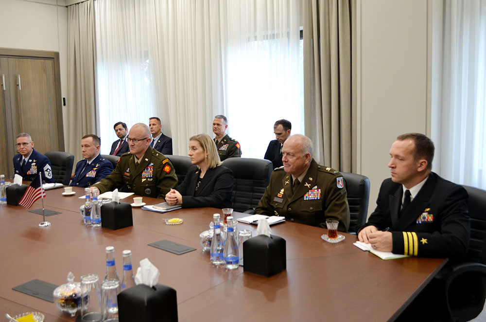 Amerikalı general Şəhidlər xiyabanına getdi - Fotolar