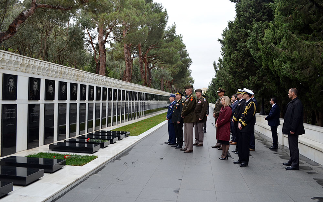 Amerikalı general Şəhidlər xiyabanına getdi - Fotolar
