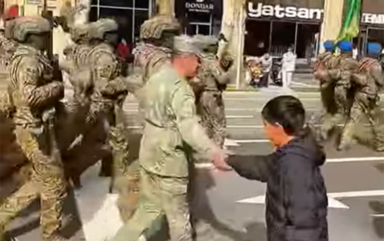 Əsgərlərə sevgisini belə göstərdi  - Video  