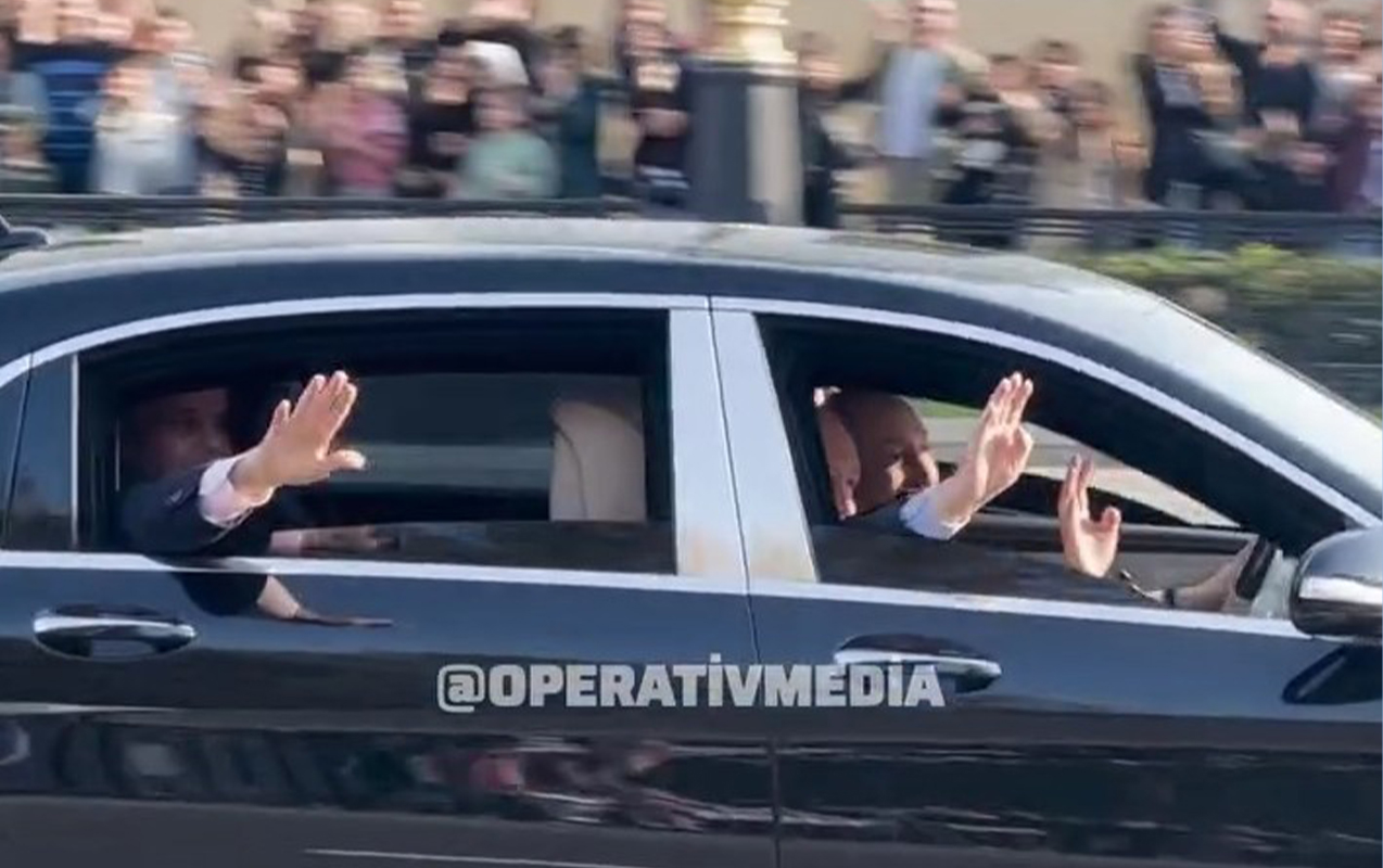 Liderlər paradı izləyənlərlə belə sağollaşdı  - Video  