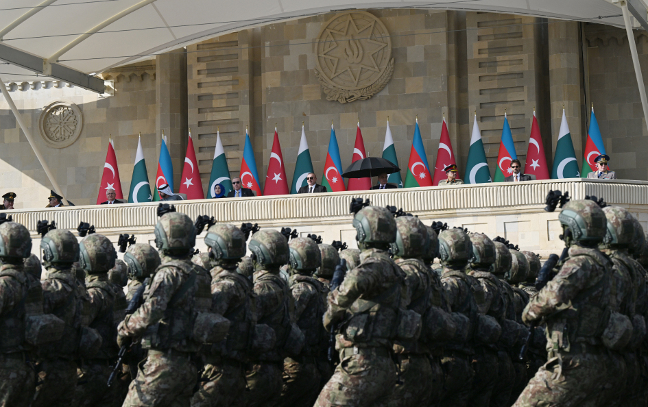 Bu ölkələrin rəsmiləri də paradı izlədi  - Foto  