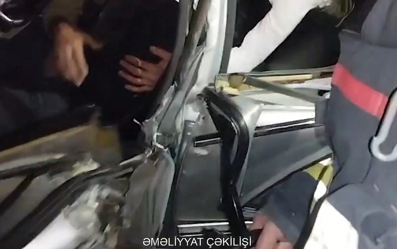 Maşında sıxılı vəziyyətdə qalan sürücü belə xilas edildi  - Video  